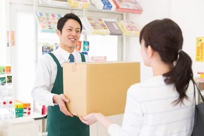 【写真を見る】コンビニで宅配便の受け取りもできるように