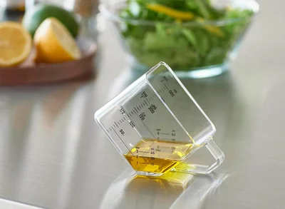 平置きで1カップ、斜め置きで大さじが測れる