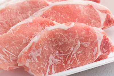 お肉の常温解凍は菌が繫殖する原因となってしまいます