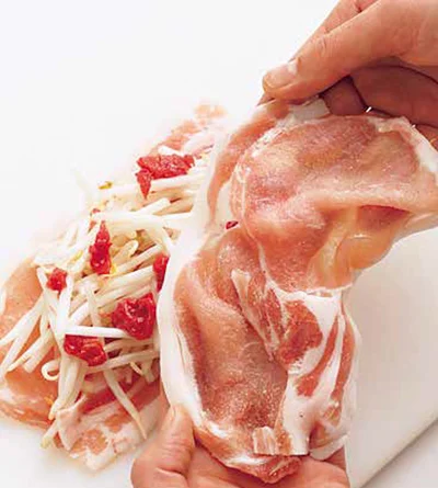豚肉は幅広の面の向きを交互にして重ねると◎。