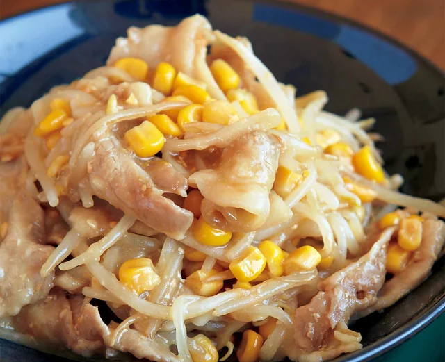 豚バラ×みそバターでボリューム満点おかず！「もやしと豚バラのみそバター蒸し」