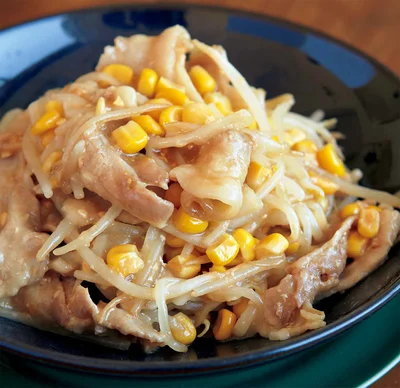 もやしと豚バラのみそバター蒸し（料理・上島亜紀、撮影・澤木央子）