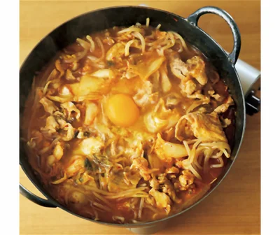 ごはんがすすむ節約メニュー！みそベースのピリ辛味「もやしと豚こまのキムチ鍋」