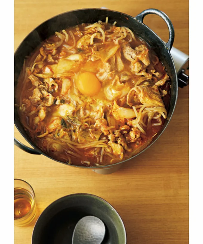 もやしと豚こまのキムチ鍋（料理・上島亜紀、撮影・鈴木泰介）