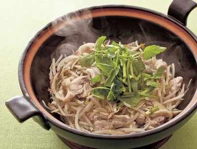 柑橘が香る2種類のたれがヘルシーで◎！「もやしととりごぼうの蒸し鍋」