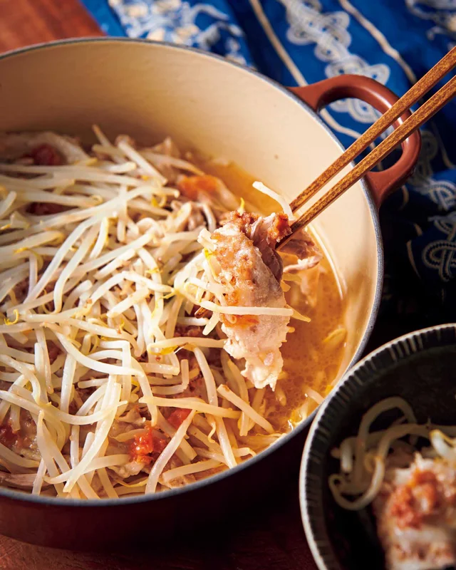 さっぱりしているのにコクがある！「もやしと豚バラの梅バター蒸し鍋」