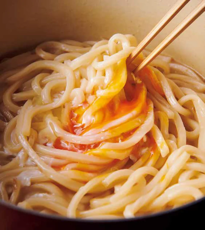 鍋のシメはカルボナーラ風うどん!