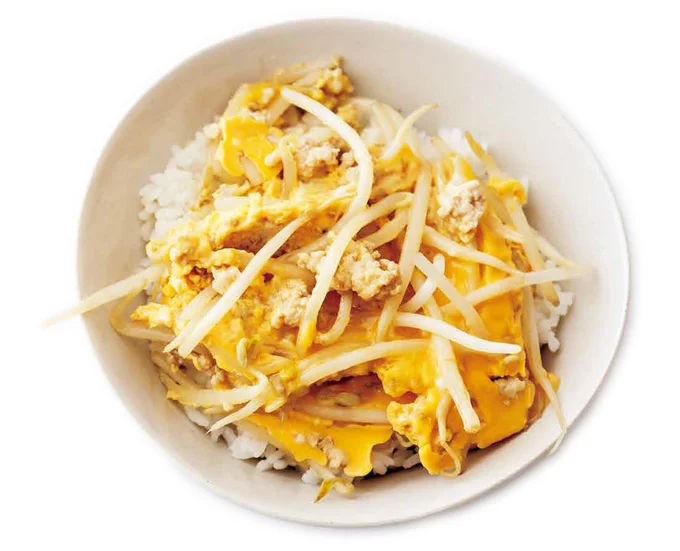 もやし入り親子丼(料理・伊藤朗子、撮影・澤木央子)