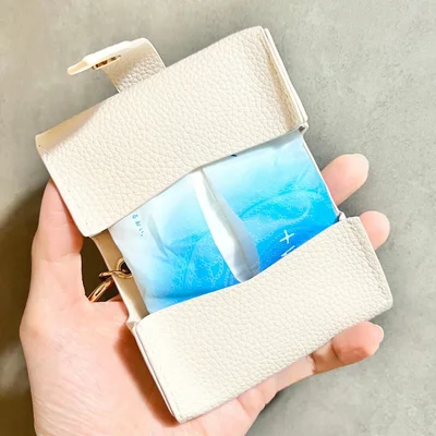 ケースを開くとポケットティッシュがはめられるサイズ　▶持ち歩きには