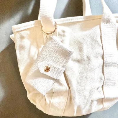 付属のカラビナで、持ち歩きたいバッグに取り付けるだけ　