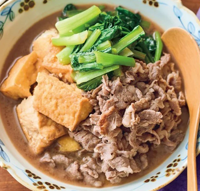 甘じょっぱい煮汁がしみじみ「小松菜と厚揚げの牛すき煮」