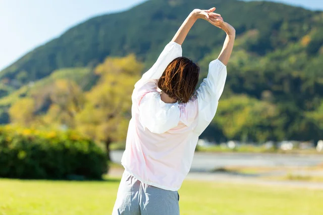 新年度疲れに！ 簡単「ながら」ストレッチと深呼吸で血流をアップさせ、体調を整えよう