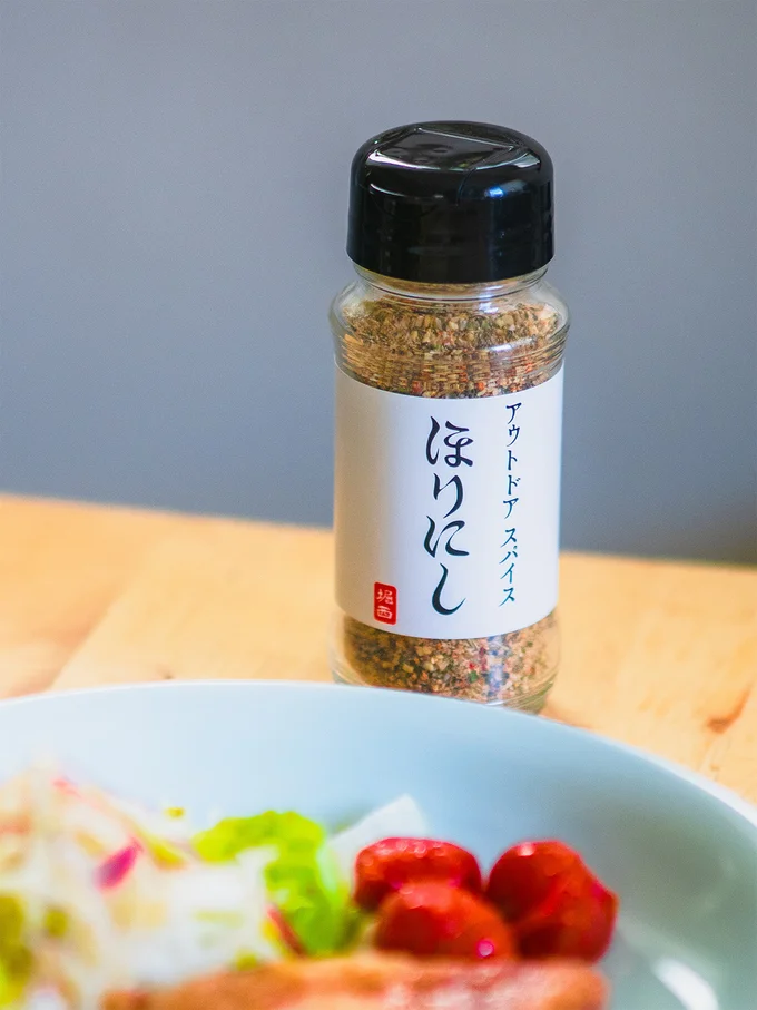 料理にササっと振りかけるだけで味つけ完了！