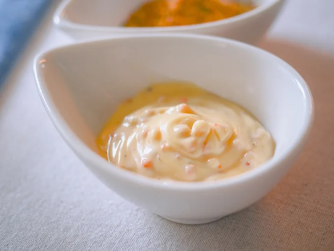 ほりにしの絶妙なスパイス感とマヨネーズのコクのあるうま味が相乗効果を生んで、クセになる味わいに。