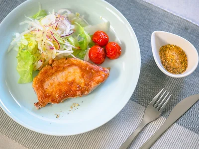 ソテーした肉に後から振りかけるだけで味つけOK！