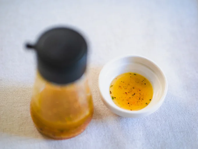 酢（またはレモン汁）と「ほりにし」を適量まぜ、オリーブオイルをたらしてよく振るだけで完成！