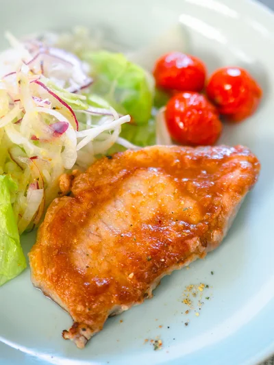 この一振りが肉のうま味を引き出して、奥深い味わいにランクUP