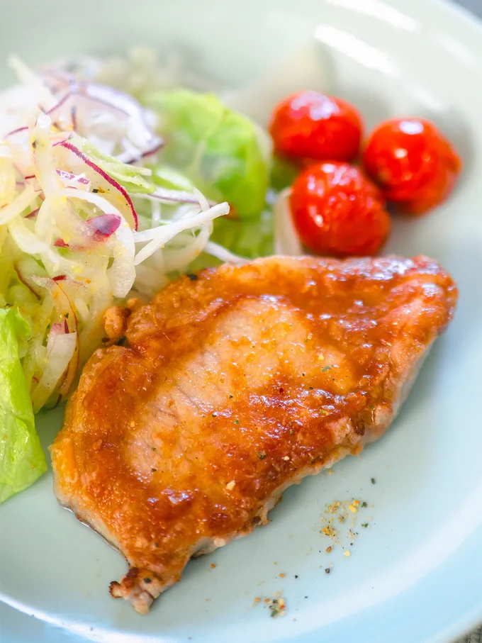 この一振りが肉のうま味を引き出して、奥深い味わいにランクUP