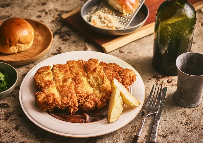【『ダンジョン飯』公式レシピ】ジューシーなカツレツで炎竜との闘いの前の腹ごしらえ！