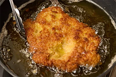 とり肉に火が通るまでさらに3〜4分揚げる