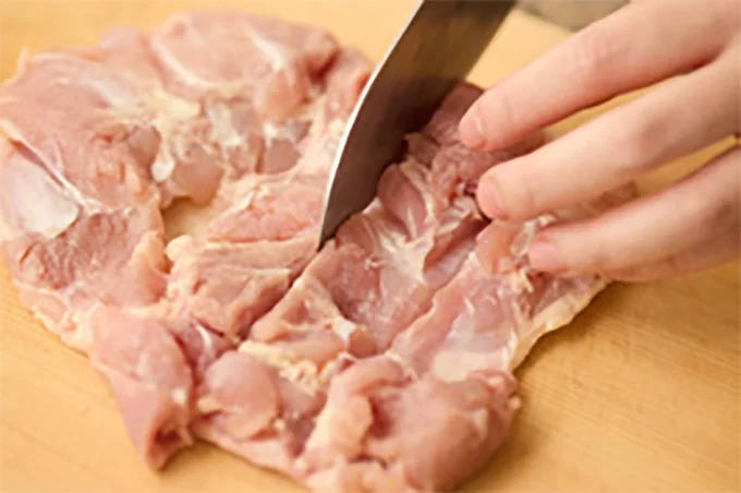 とり肉は余分な脂を除き、厚みがある部分に数カ所、浅く切り込みを入れる