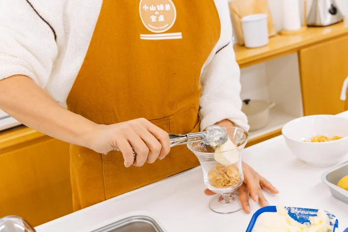 小山さんのパフェは、底にコーンフレーク、次にアイス