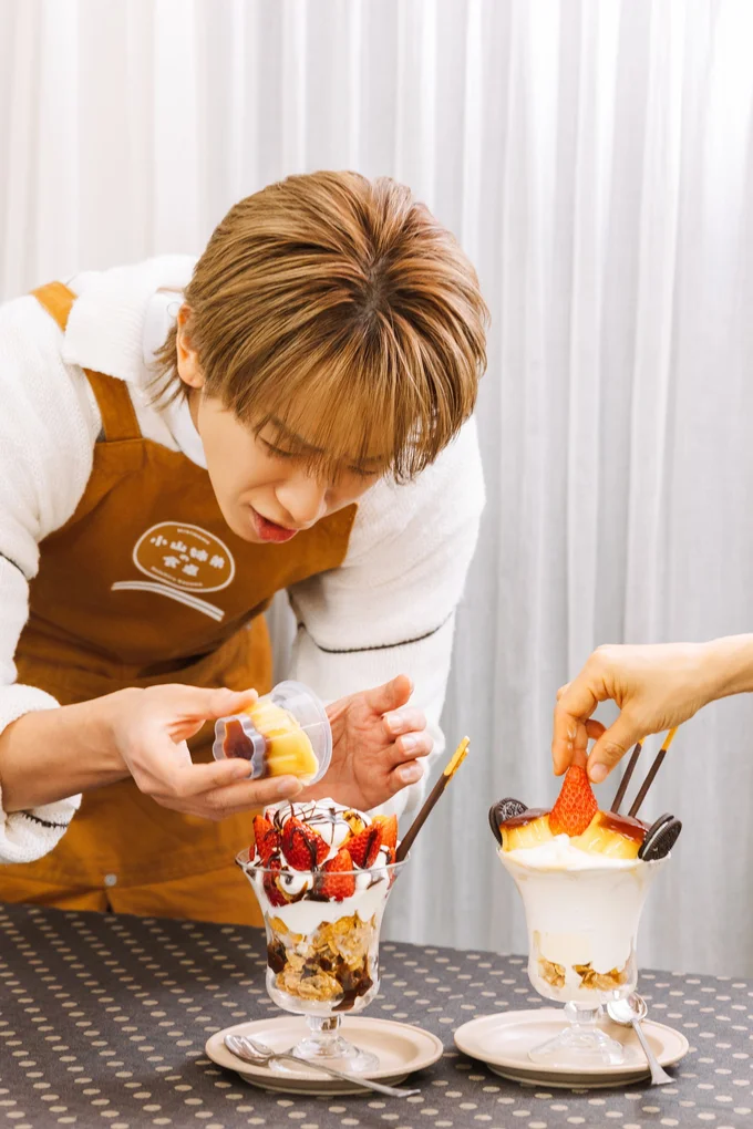 慎重にプリンを盛り付ける小山さん