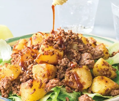 丸めないのに、揚げないのに味はコロッケ!? 約7分で完成する「じゃがいもとひき肉のガリバタ炒め」