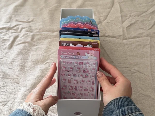 大流行中のシール集め。増え続けるシールがぴったり入る無印良品の収納アイテムを発見