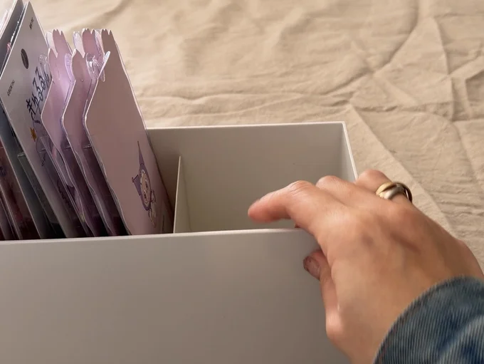 無印良品のスチール仕切り板を一枚投入　▶シール帳も