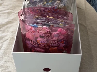 パンパンに貼られているシール帳も一緒に収納　▶収納場所はここ