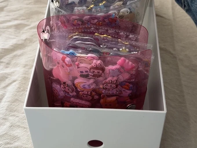 パンパンに貼られているシール帳も一緒に収納　▶収納場所はここ