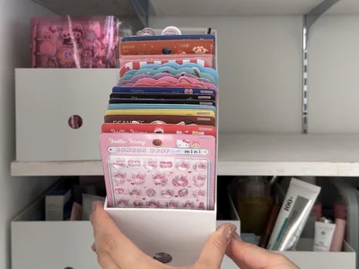 シールを取りたい時は引き出しのように引き出すだけ