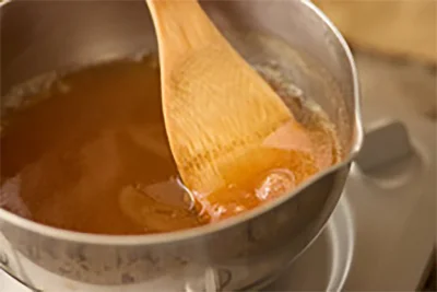 煮立ったら絶えず混ぜながら水溶き片栗粉を少しずつ加えてとろみをつける