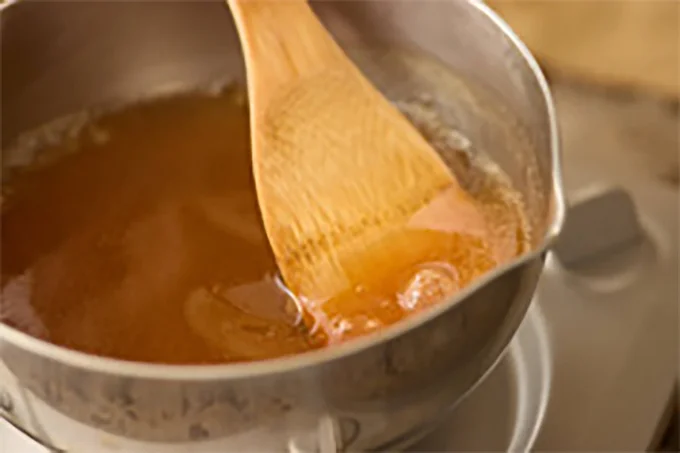 煮立ったら絶えず混ぜながら水溶き片栗粉を少しずつ加えてとろみをつける