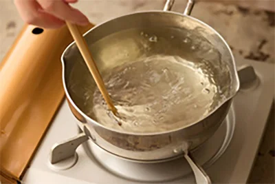 菜箸で勢いよくぐるぐるかき混ぜて水流を作る