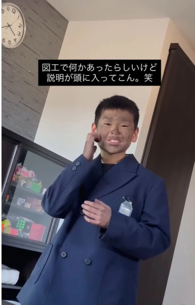 両手を動かしながら状況を説明している▶息子さんたちの日常は…（⇒次へ）