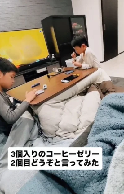 ママが残ったゼリーを「あげるよ」と言ってみた▶喜ぶと思いきや…（⇒次へ）