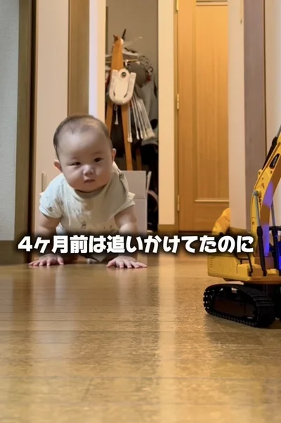 ラジコンを追いかけていた赤ちゃんが…4ヶ月後の姿に「将来有望！」の声続出