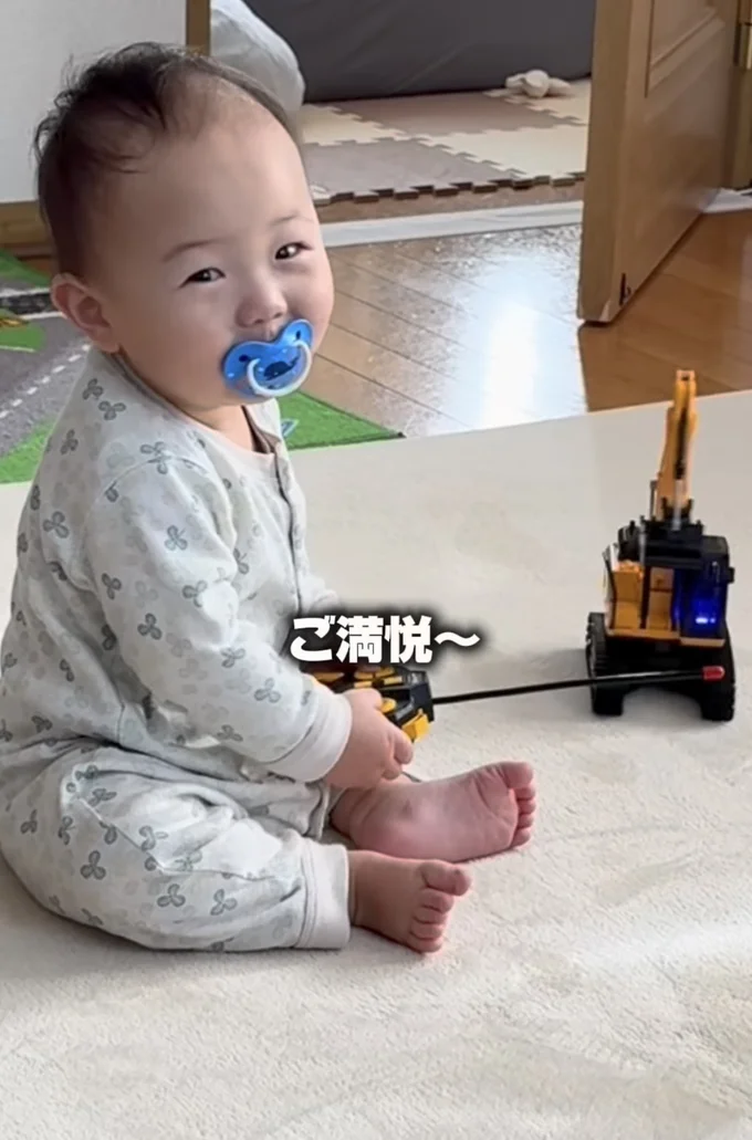 満面の笑みでご機嫌▶できることがどんどん増えていく（⇒次へ）