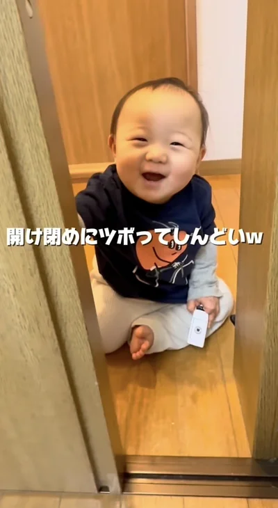 開け閉めにハマっている▶（次画像から予想外の出来事が起こる保育士時代をおもしろおかしく描いた『保育士でこ先生』が読めます）