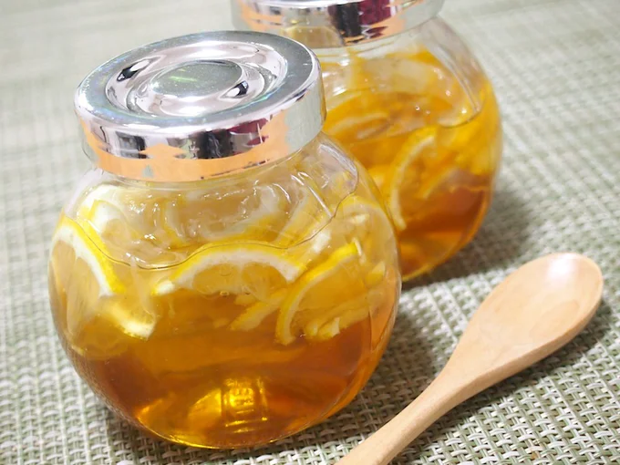【写真を見る】蜂蜜、しょうが、レモン、紅茶で作る「喉の痛みを完治するゼリー」