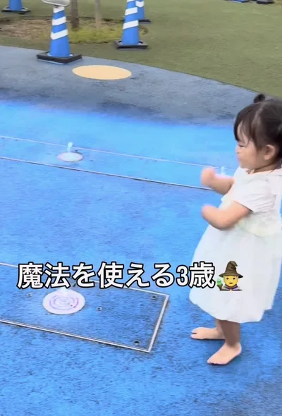 「間違いなく魔法！」噴水を操る3歳の神タイミングに2.6万いいね！