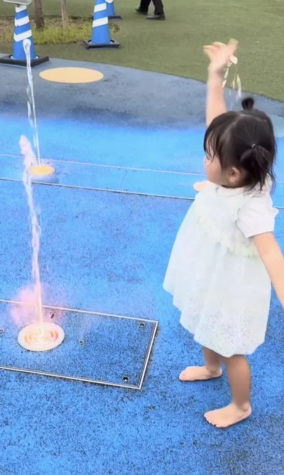 さらに高い噴水が出た▶もう一度穴を指さすと…（⇒次へ）