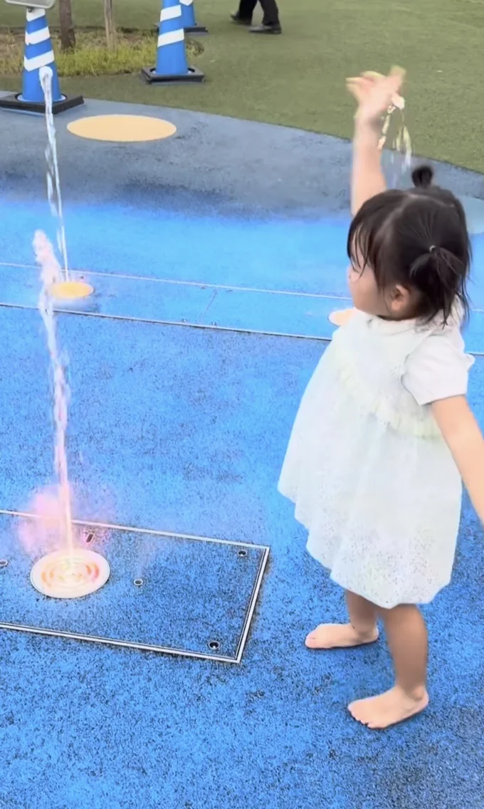 さらに高い噴水が出た▶もう一度穴を指さすと…（⇒次へ）
