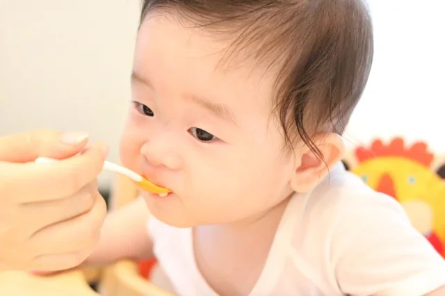 子ども用の薬に甘いものを混ぜるのは正解？ 苦い薬を上手いこと飲ませる方法