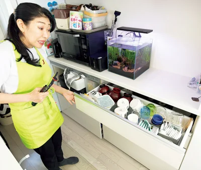 すごい量の食器！　4段目までびっしり入ってるわ。食器が好きなのね