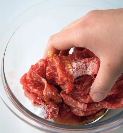 手順1　 牛肉に下味をつける