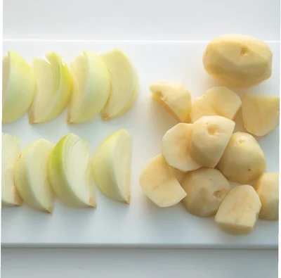 手順2　 じゃがいも、玉ねぎは大きめに切る