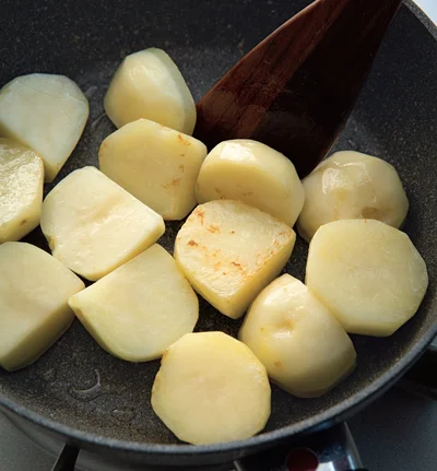 手順3　じゃがいもから炒める